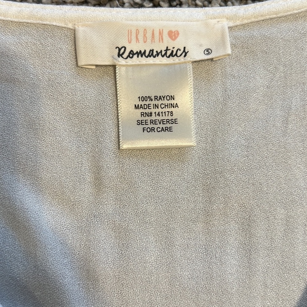 White button top - Picture 3 of 4